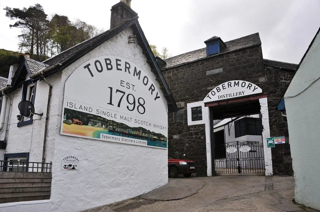 White and brick buildings of Tobermory whiskey distillery